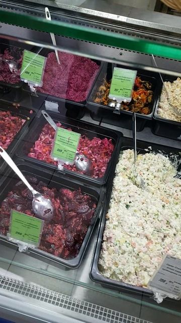 20251214 Торты выпечка продуктовый магазин ТЦ Атолл собственное производство салаты фрукт город Орёл