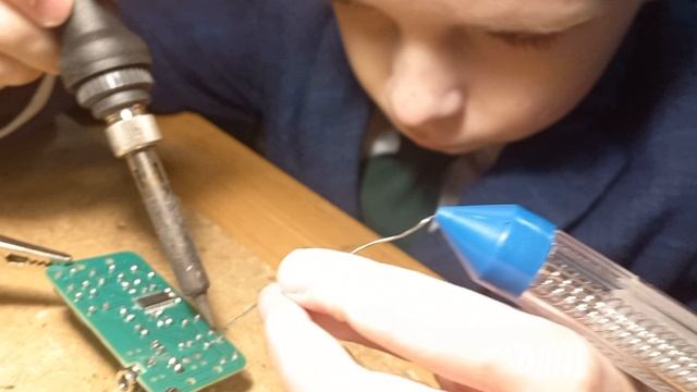 UB4RHV=Айнур работа с паяльником
