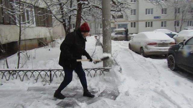 13 декабря 2025. Первый снег. Уборка.