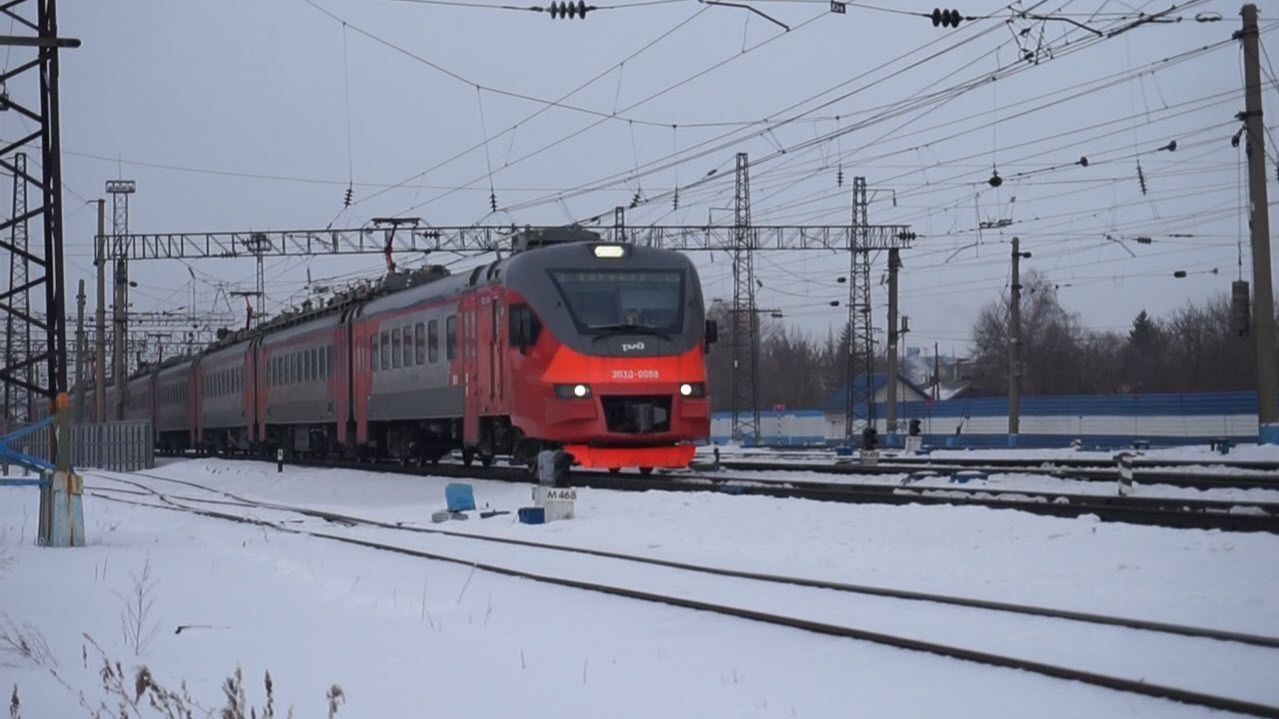 Электропоезд ЭП3Д-0088 и стеснительная бригада )