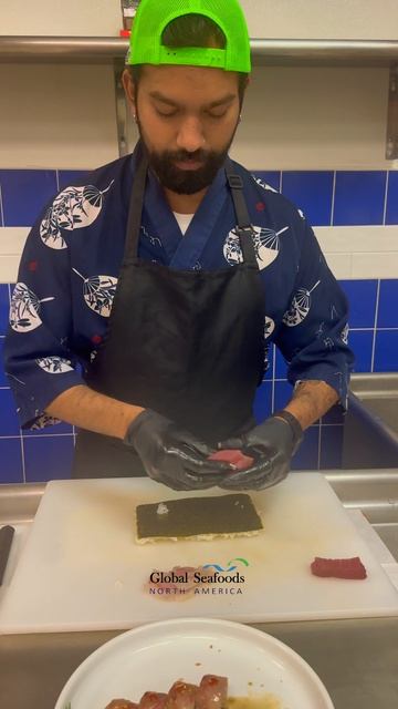 Шеф Джошуа демонстрирует точность и баланс на каждом этапе приготовления этого суши-ролла.