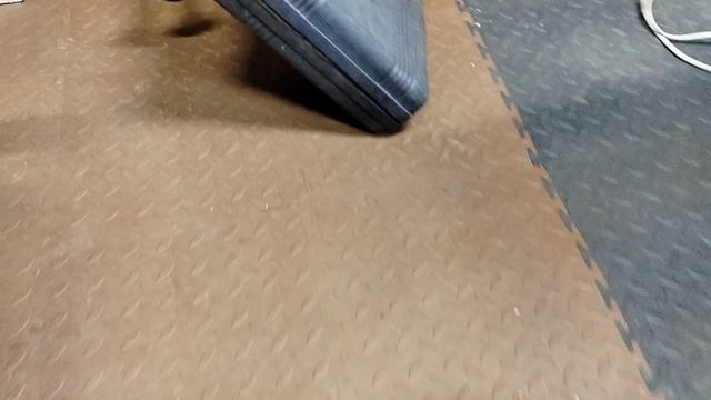 ПВХ плитка в гараже или мастерской