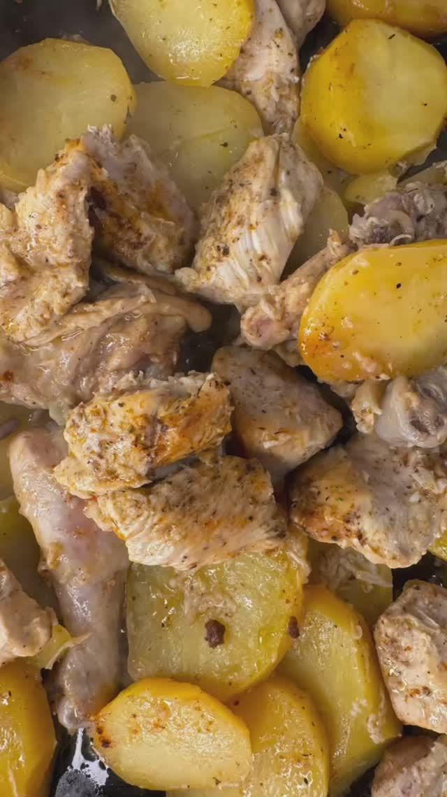Курица с картошкой по гречески с лимонным соком ,можно на праздничный стол