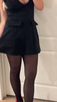 Стройные ножки в колготках на каблуках с красивой грудью