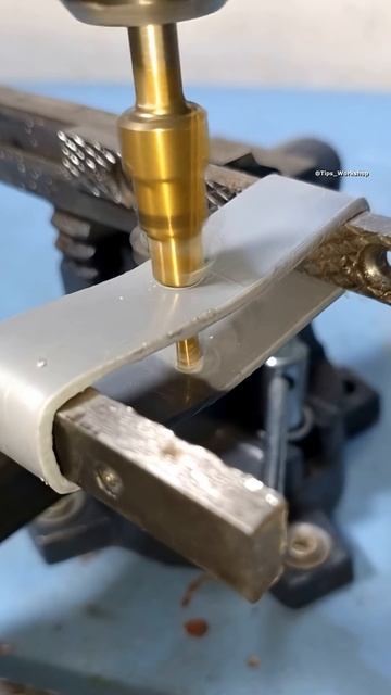 Как сделать настенный держатель для инструментов из куска ПВХ-трубы