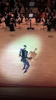 Робот дирижирует оркестром