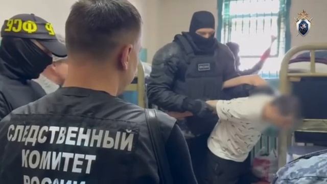 Гигантский ФСБшник на задании ) Слушал маму, ел кашу! А ты?