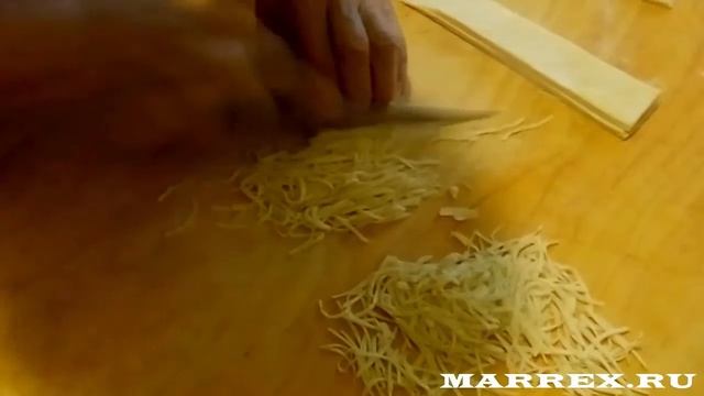 Профессионал нарезает домашнюю лапшу мгновенно(архив 2012)