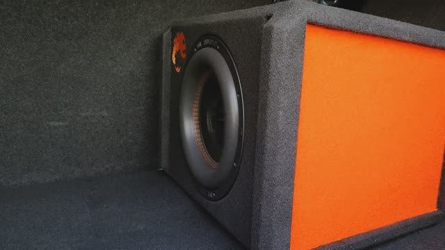 Установка активного сабвуфера DL Audio Piranha 10A V.2 Black в Renault Logan