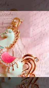 BOB MACKIE Брошь «Царская лошадь: мятная»