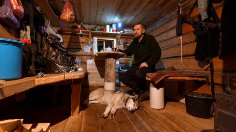 ЖИВЕМ В ТАЁЖНОЙ ИЗБЕ С СОБАКОЙ. ПРОСТОЙ БЫТ И РАБОТА НА ПУТИКАХ.