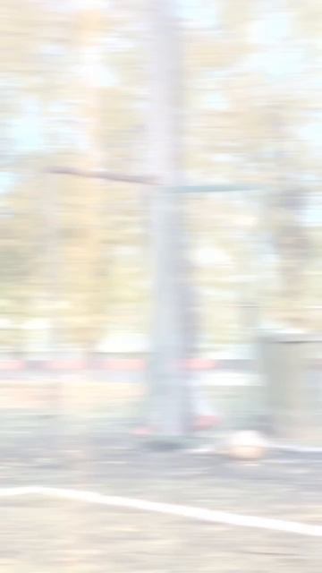 Пройдёт ли футболист мимо мяча?