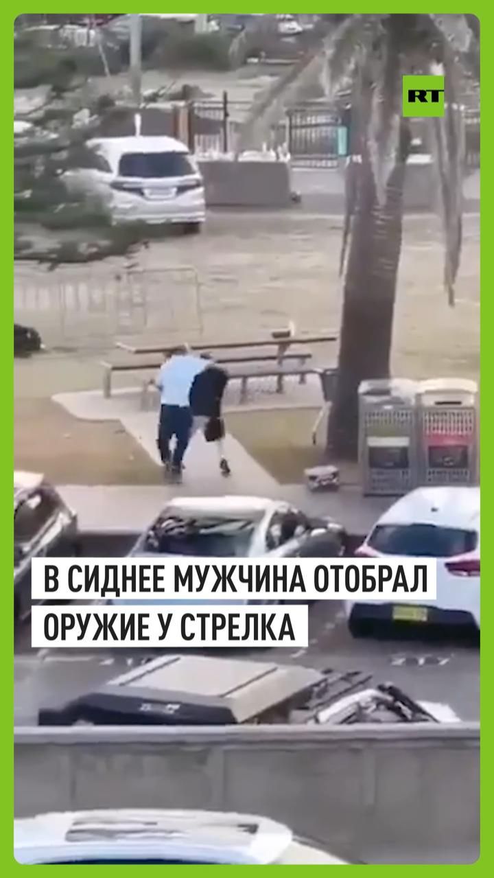 Мужчина набросился на одного из преступников в Сиднее
