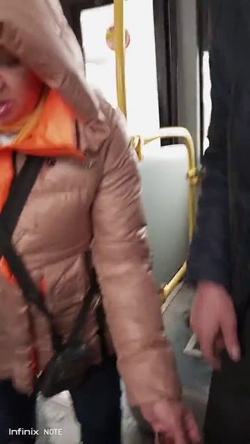 В Кемерово кондуктор набросилась на мужчину, который сел на кресло, "занятое" бумажкой с надписью