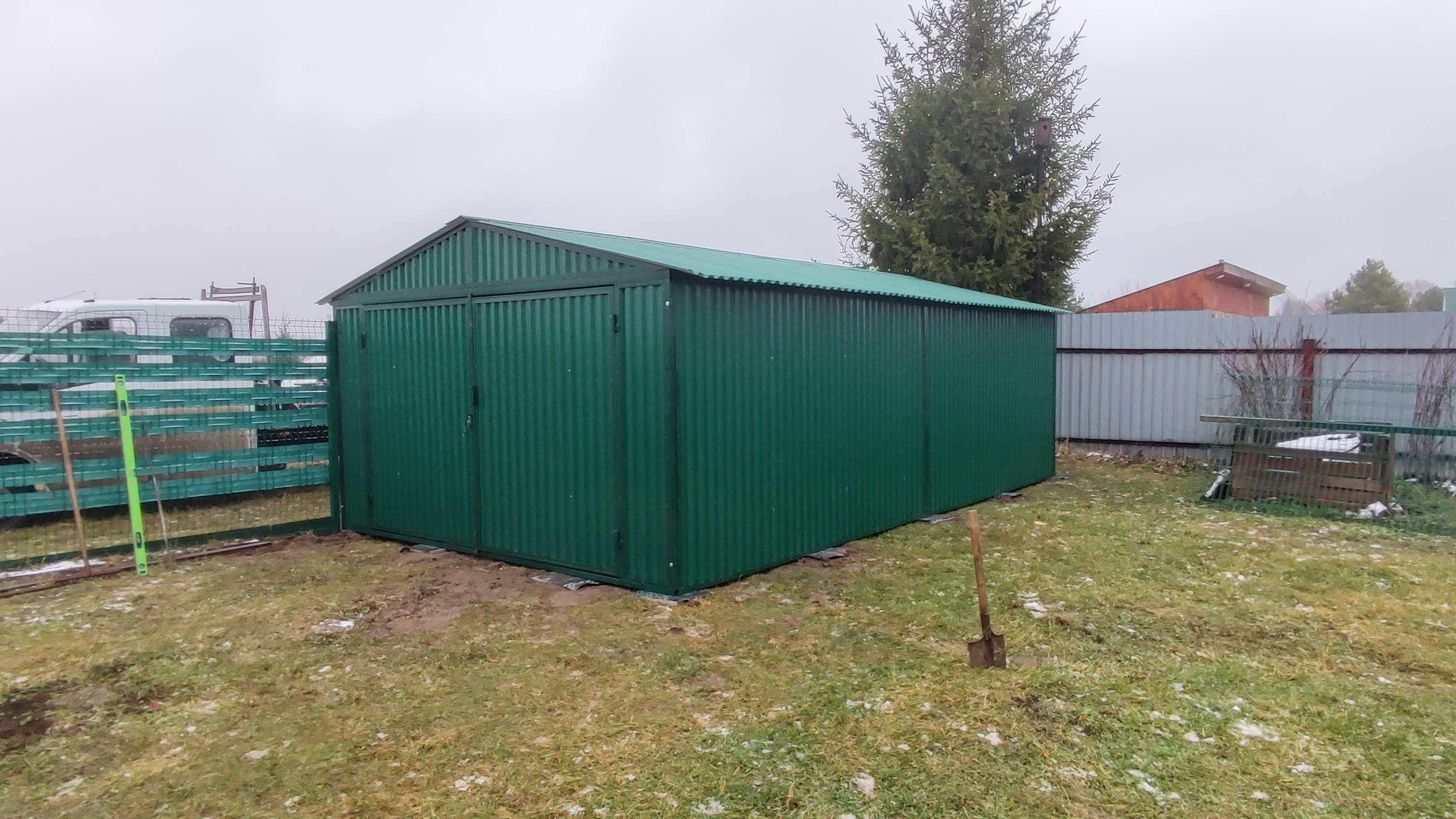 Металлический двухскатный гараж разборный пенал ракушка хоз блок 4х7м из профлиста в цвете зелёный