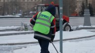 Работники коммунальных служб круглосуточно очищают проспекты и дворы Москвы от снега и наледи