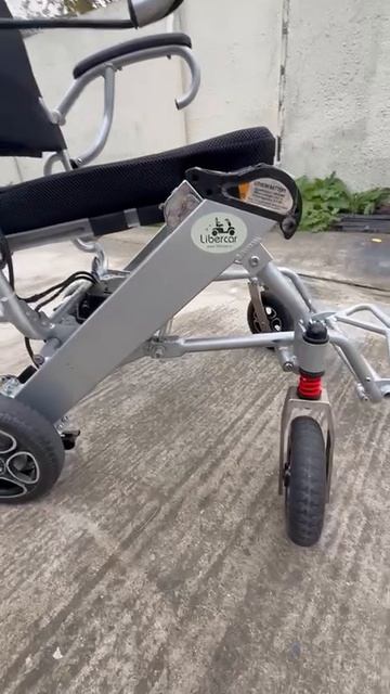 Легкая инвалидная коляска с электроприводом