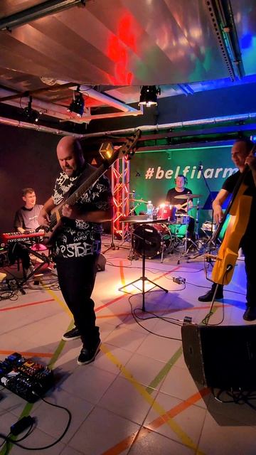 Люблю играть соло с перегрузом почти гитарным звуком.
Максимов/Сокулер project
Бас Dingwall ABZ Cus