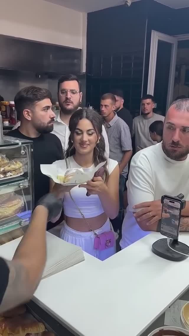 Красивая девушка и сладкий бутерброд 🤩