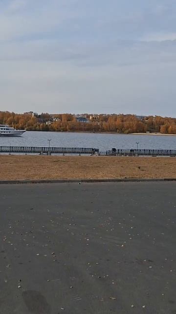 Осенний теплоход на Волге в Костроме