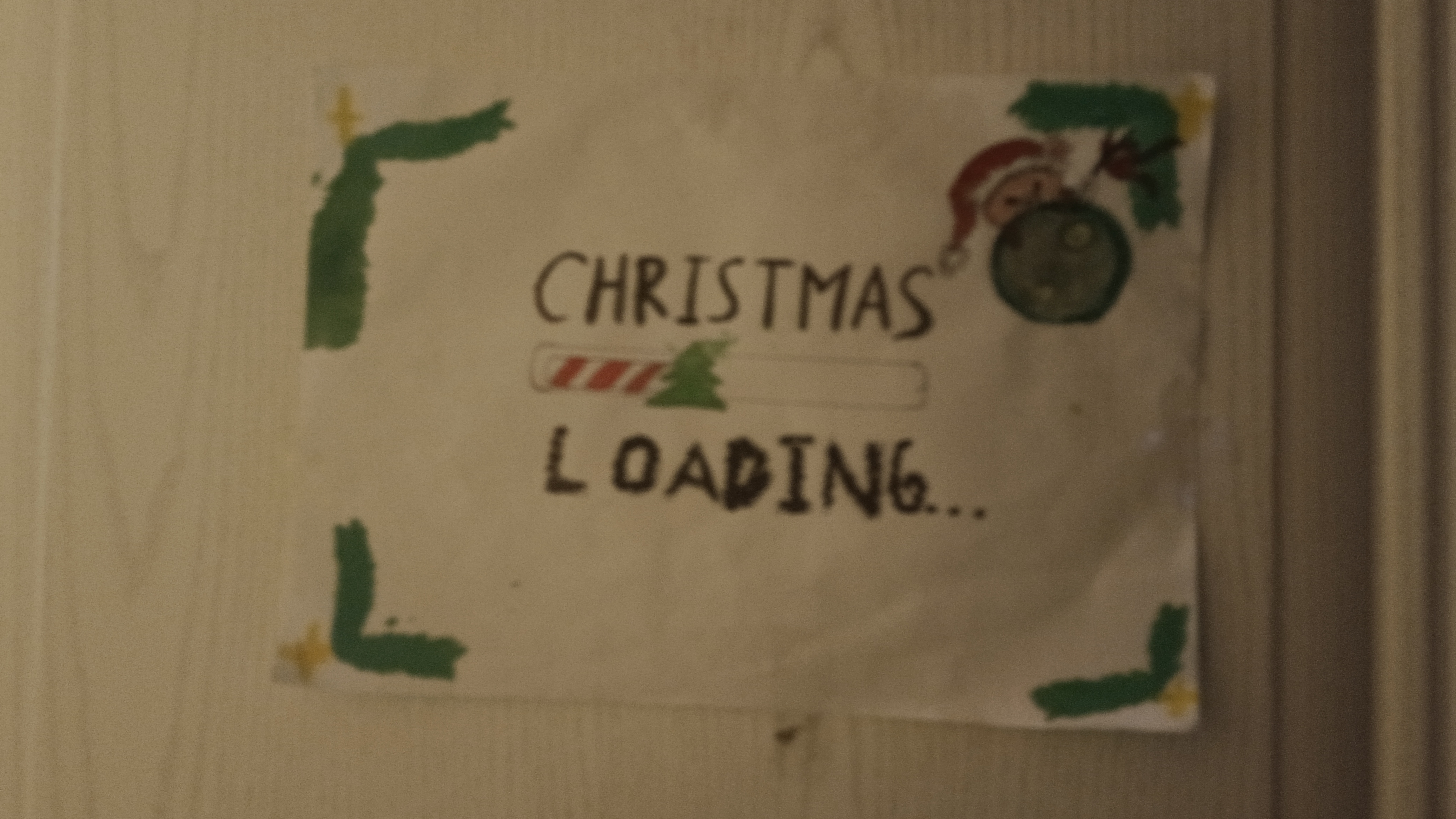 украсила ёлку в комноте