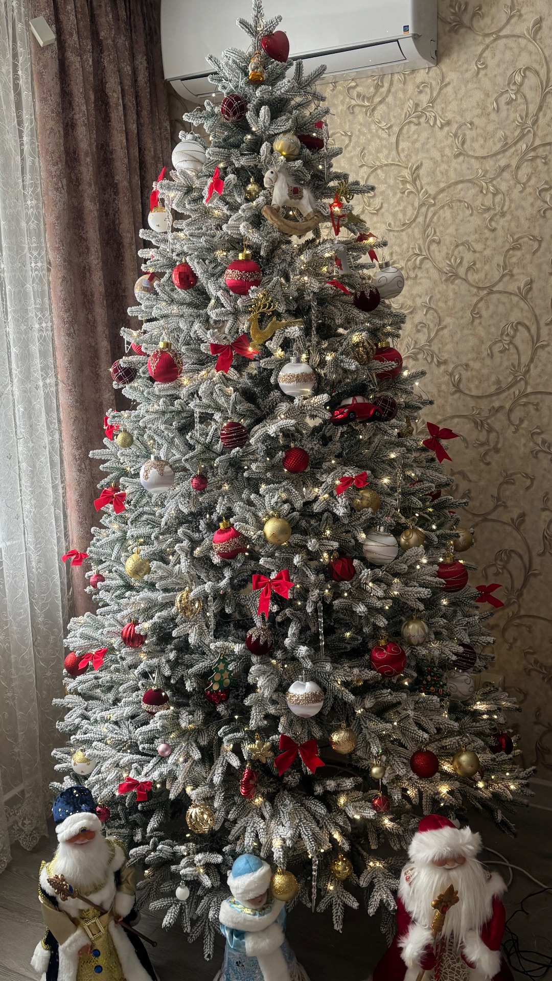 Украшение ёлки новогодними игрушками. Часть 2.