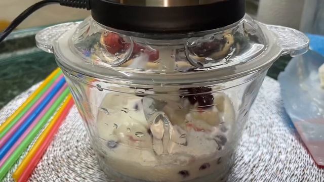 Молочные коктейли с ягодами и фруктами.