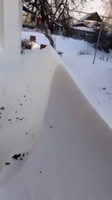 Сугробы с человеческий рост