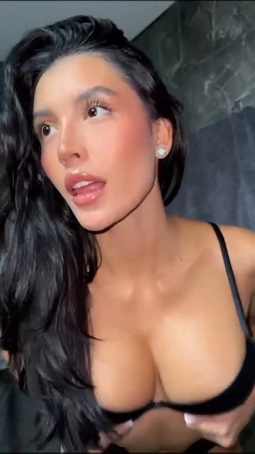 Поправила грудь