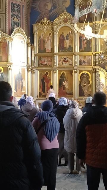 1000225326.Божественная литургия.14.12.25.г Всех молящихся осеняют Чашей со Святыми Дарами.