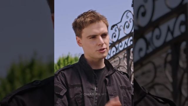 Нанял девушку в качестве личного водителя. 🌹🍿