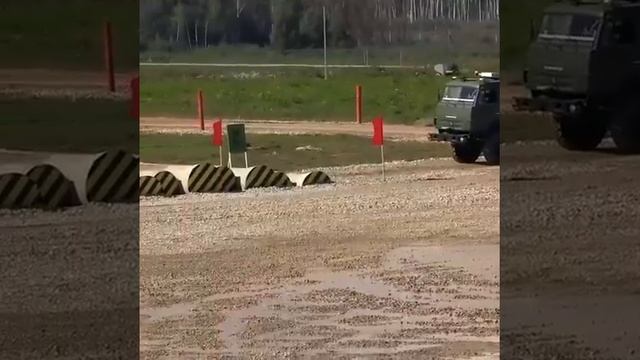 Даже самые передовые технологии иногда нуждаются в «помощи друга». На демонстрации беспилотный КА...