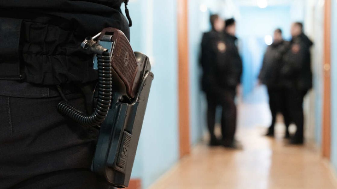 В Петербурге проверяют сообщения о нападении школьника на учительницу