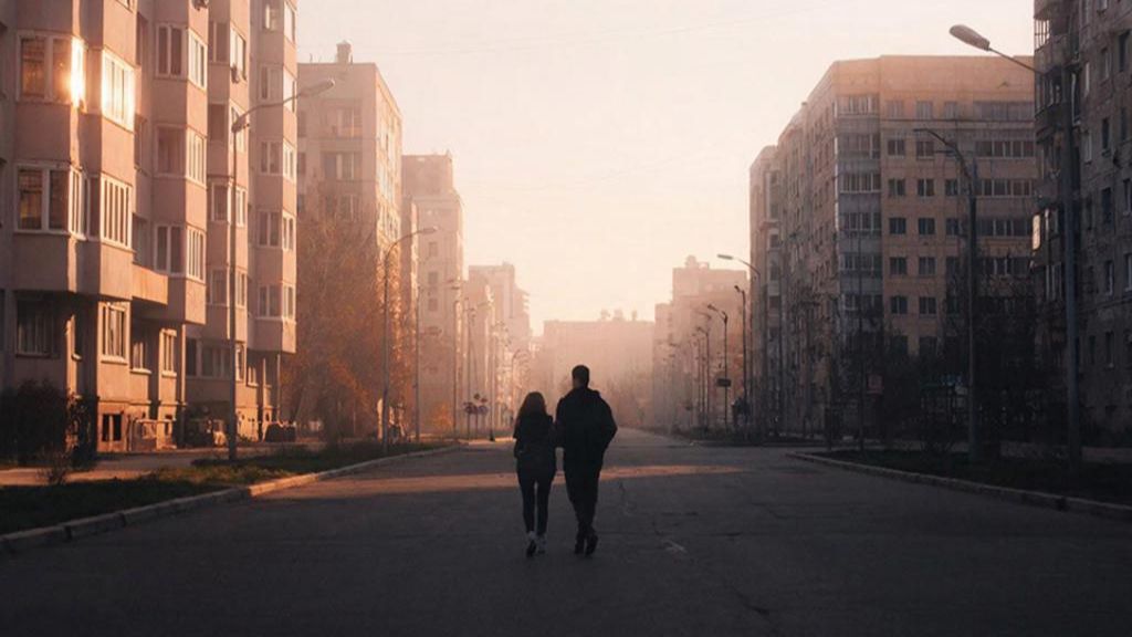 и я городу снова пою, что мы вместе встречаем рассвет