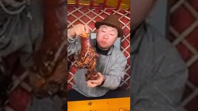 Бату готовит бараньи ножки и баранью колбасу на монгольских лугах! #монголия #еда #приготовление