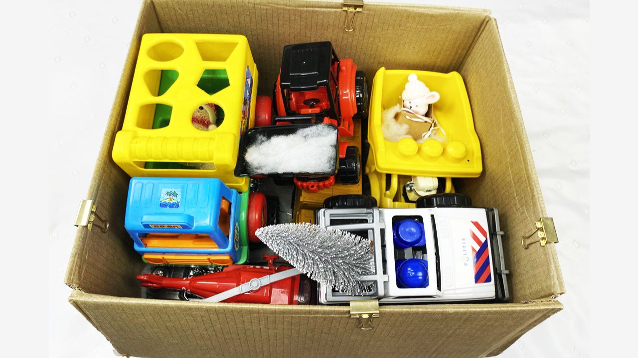 Мультики для детей про игрушечные Новогодние Машинки в коробке. Новые машинки. Мультики для малышей