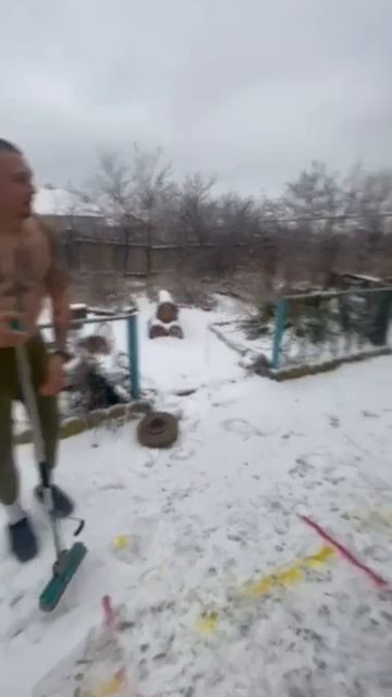 Солдаты играют в керлинг противотанковыми минами