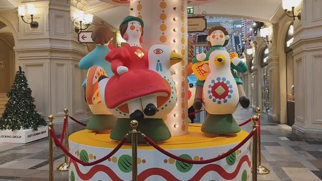 Новогодняя Москва. ГУМ. Карусель в стиле дымковской игрушки. Зима в Москве. Декабрь 2025