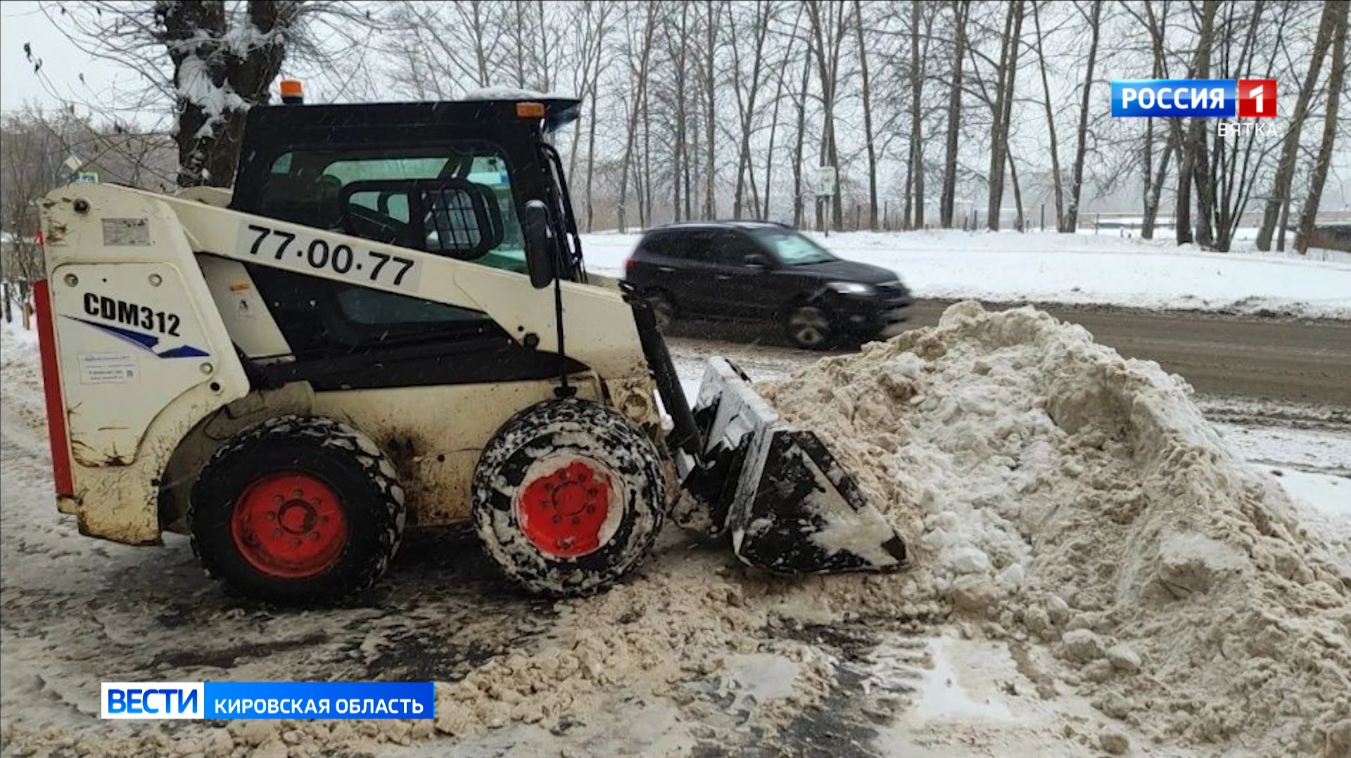 В областном центре продолжается уборка снежных масс с проезжих частей и тротуаров.