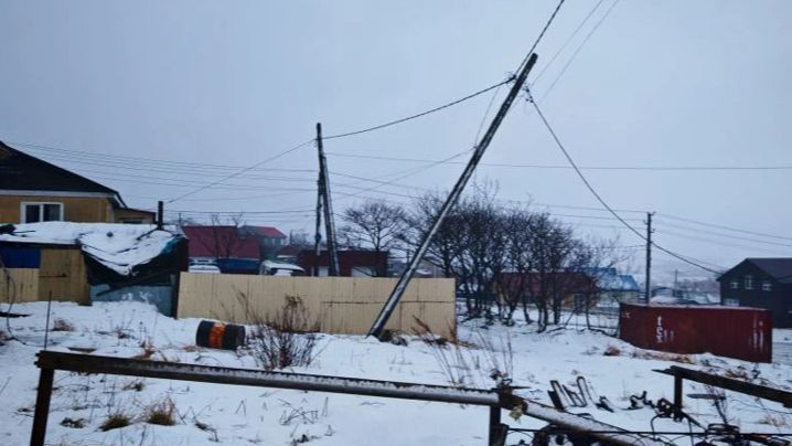 Электроснабжение в Южно-Курильске восстановили на 50% после мощного циклона