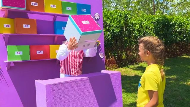 Настя_с_друзьями_украшают_игровые_домики