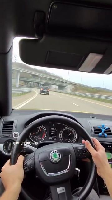 Шкода пытается догнать LX570 на трассе  200+