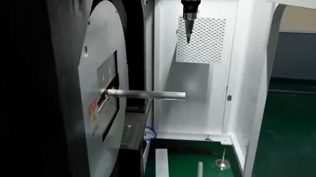 Снятие фаски с металлической трубы — демонстрация эффекта резки