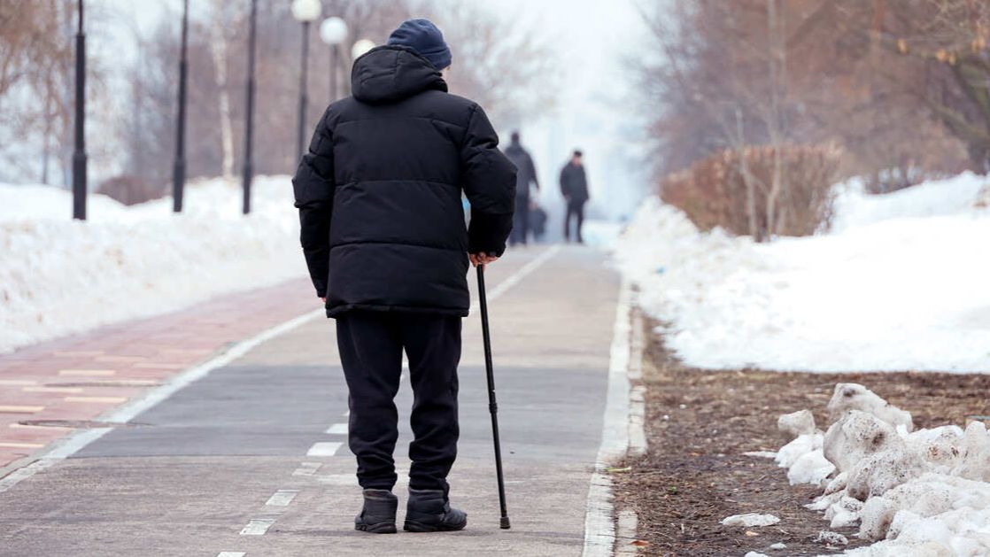 Пенсионера оштрафовали из-за залетевшего ему в рот листа
