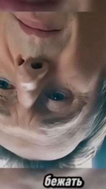 Девушка в красном любит выпить?