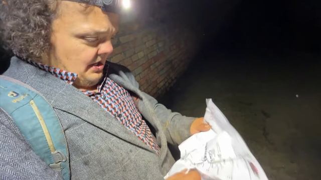 Парни лазают в канализации