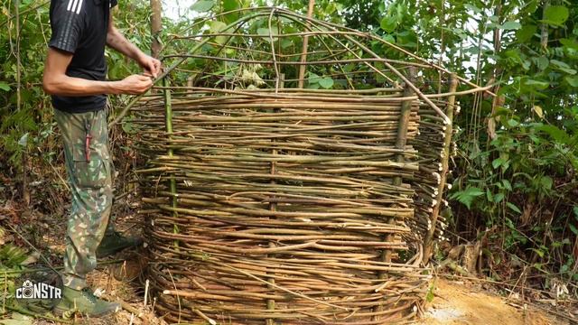 МУЖЧИНА СТРОИТ УБЕЖИЩЕ В ЛЕСУ И ГОТОВИТ ЕДУ НА КОСТРЕ