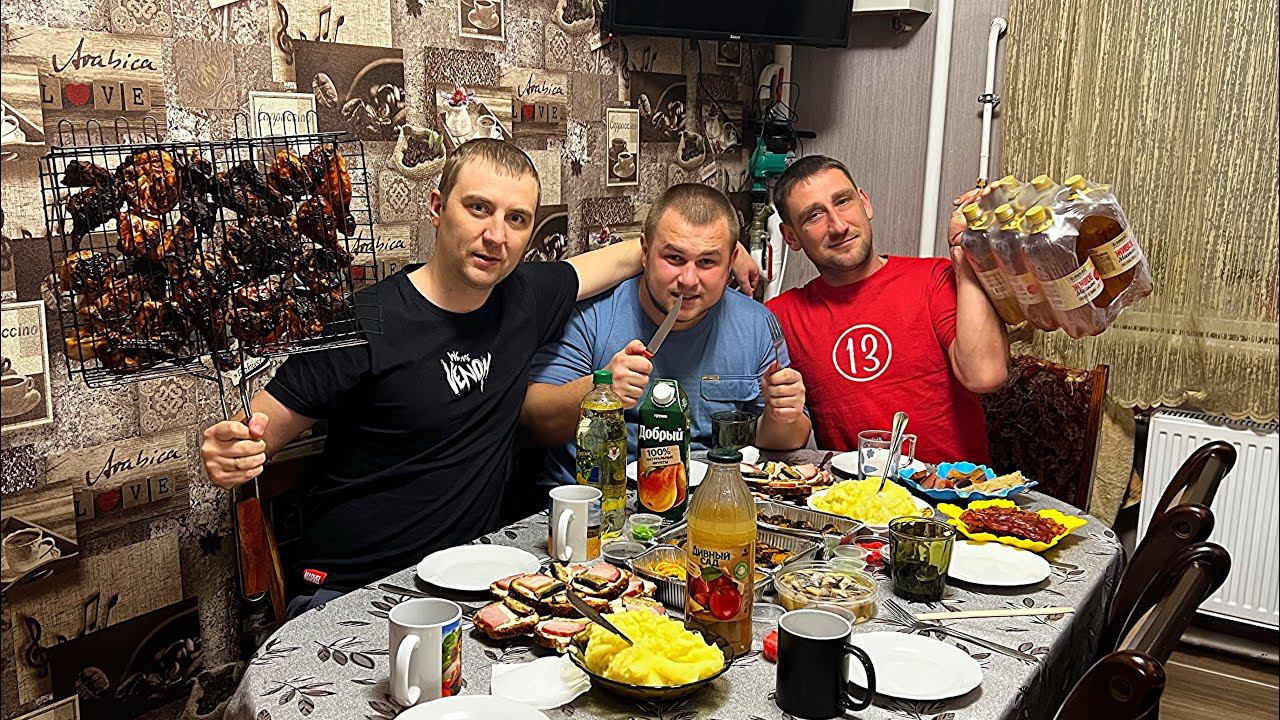 Бодя привёз домашние мясо . Жарим шашлык из курицы на мангале . Отдыхаем с братвой
