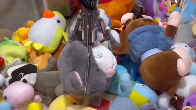 Продолжаем разорять аппарат ХВАТАЙКА! Игрушка застряла в клешне?