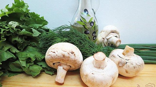 Салат из грибов, листьев салата и зелёного лука
